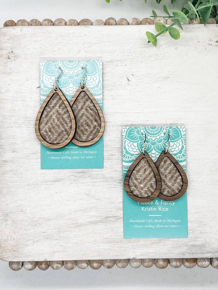 Envolvido em Brincos de Crosshatch Castanho por atacado de Fleece & Fancy