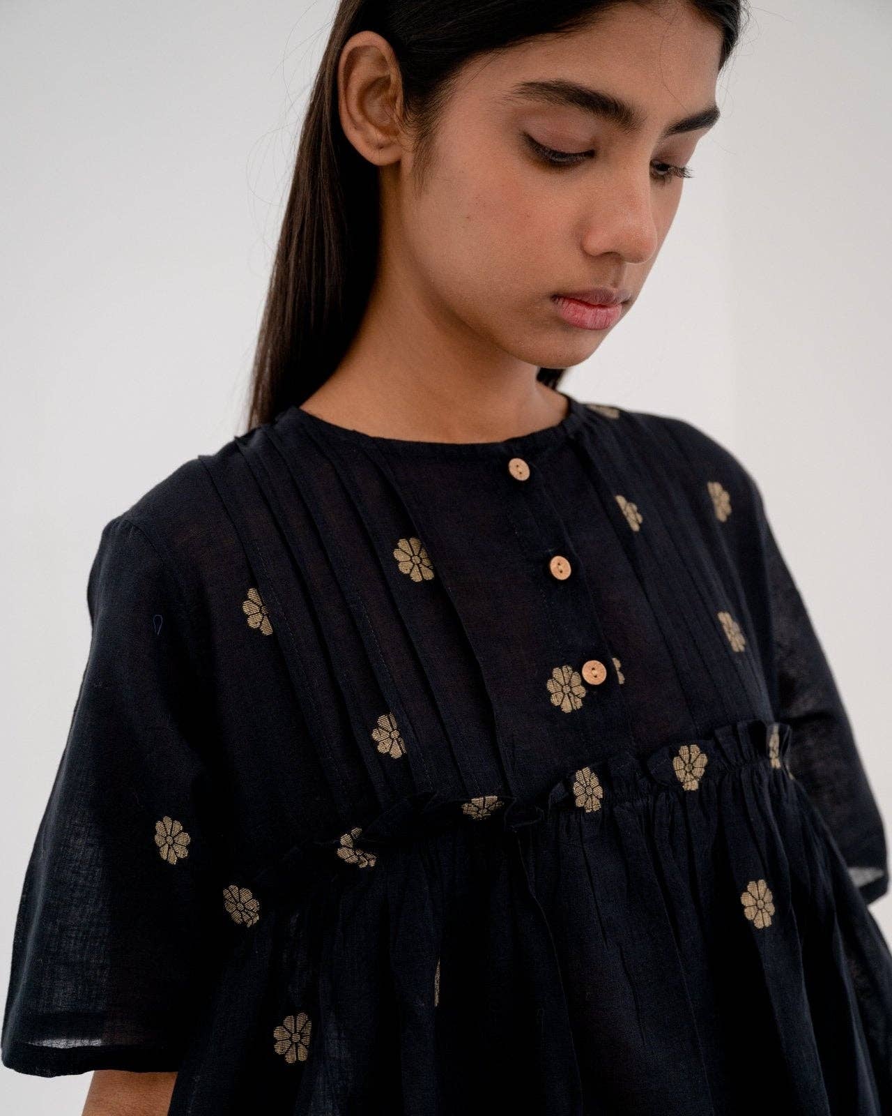 Thuli – Engroshandel Kjole - Dame – Sort håndvævet minikjole - Blomstret feriekjole - Brooklyn baby1