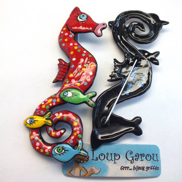 Spilla «cavalluccio marino rosso con pois» per la vendita all'ingrosso da parte di LOUP GAROU BIJOUX