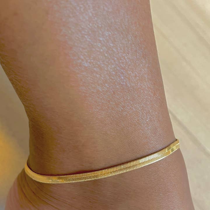 Bracelet de cheville Tania à maillons à chevrons, rempli d'or 18 carats pour la vente par Jeluxe Jewelry