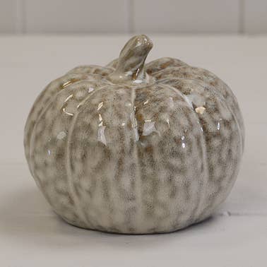 Beige keramisk græskar dekoration med plettet mønster for engroshandel hos Satchville