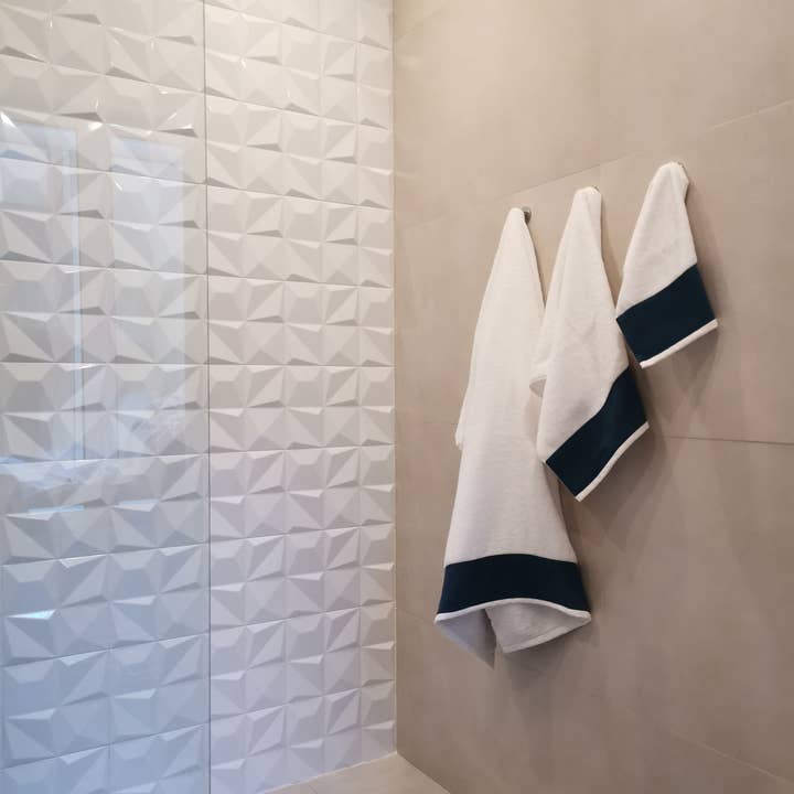 LPS Blue Handtuch mit breiter Softleinen Borte - Ozeanblau for wholesale on Faire4