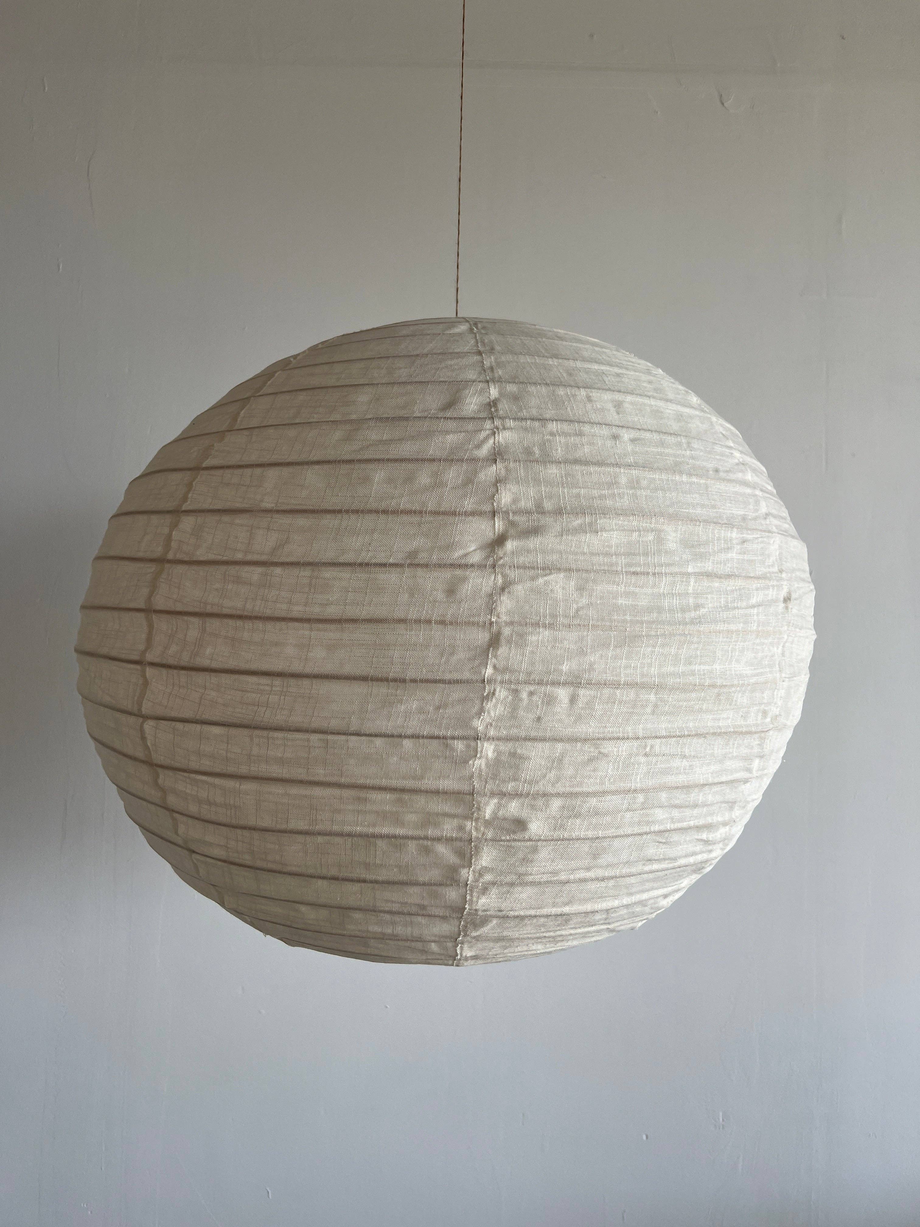 Office Objets - Wholesale Chandelier/Hanging Light - Medium round Japanese-style pendant light in rattan and natural linen D:4045