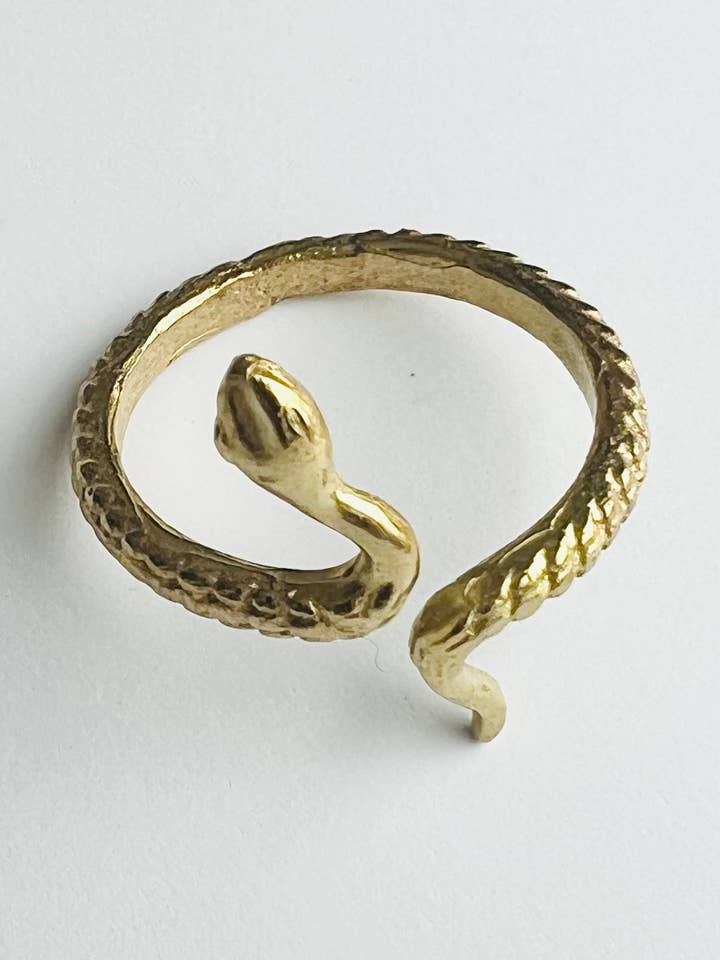 Anello Slither per la vendita all'ingrosso da parte di Mishakaudi Jewelry