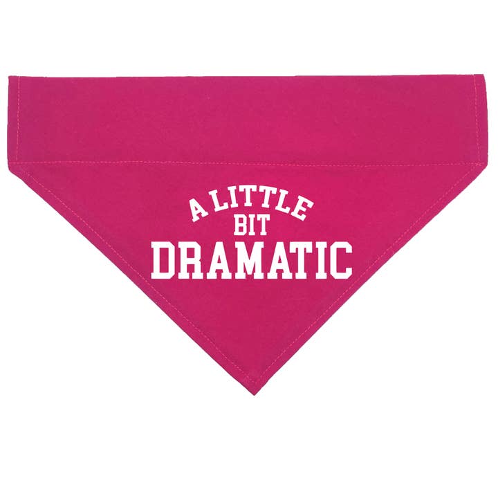 Lite dramatiskt - Citat över halsbandet Dog Bandana för wholesale av Woofingtons & Company