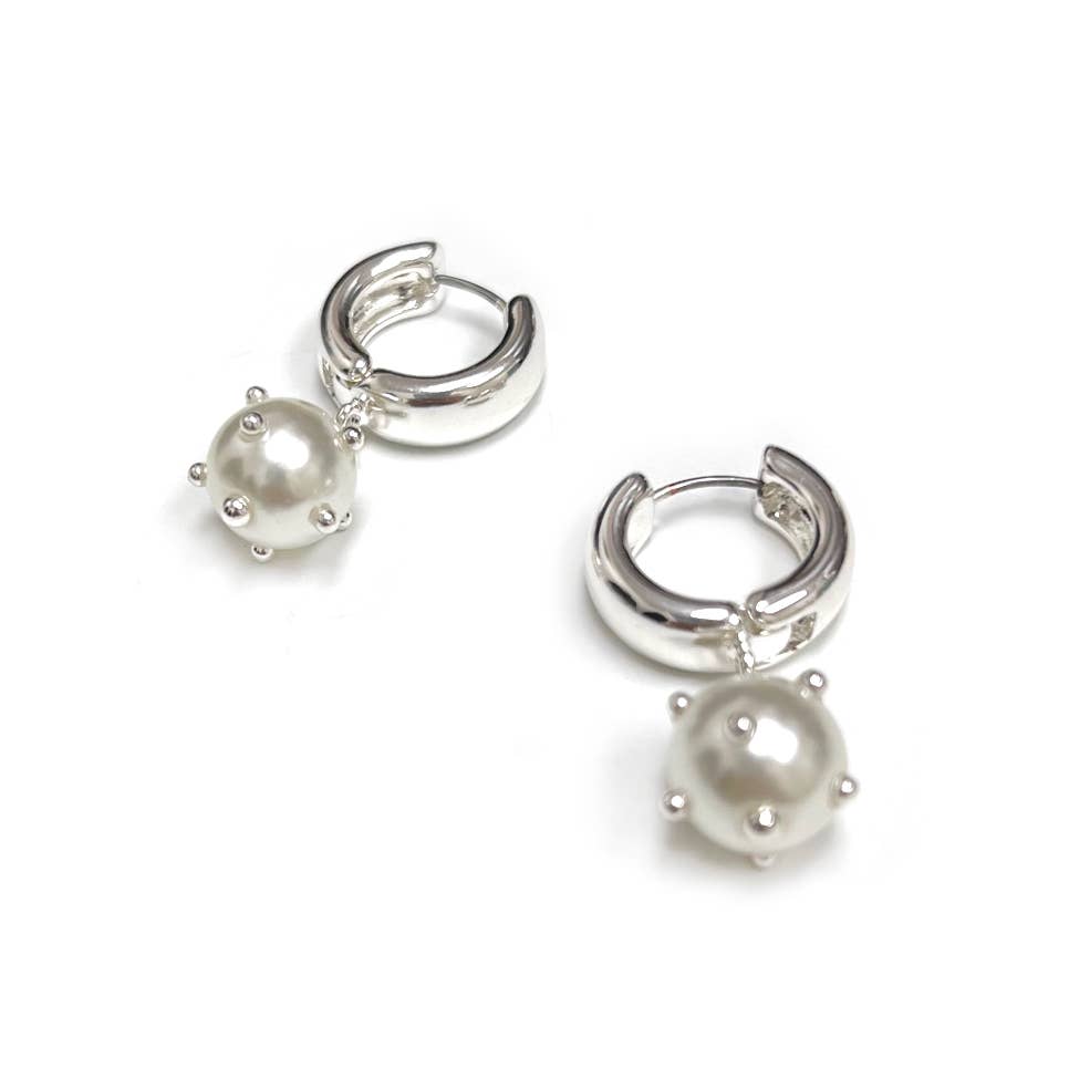 StarryNYC - Vendita all'ingrosso Orecchini pendenti - Pendente a sfera di perle con orecchini Huggie1