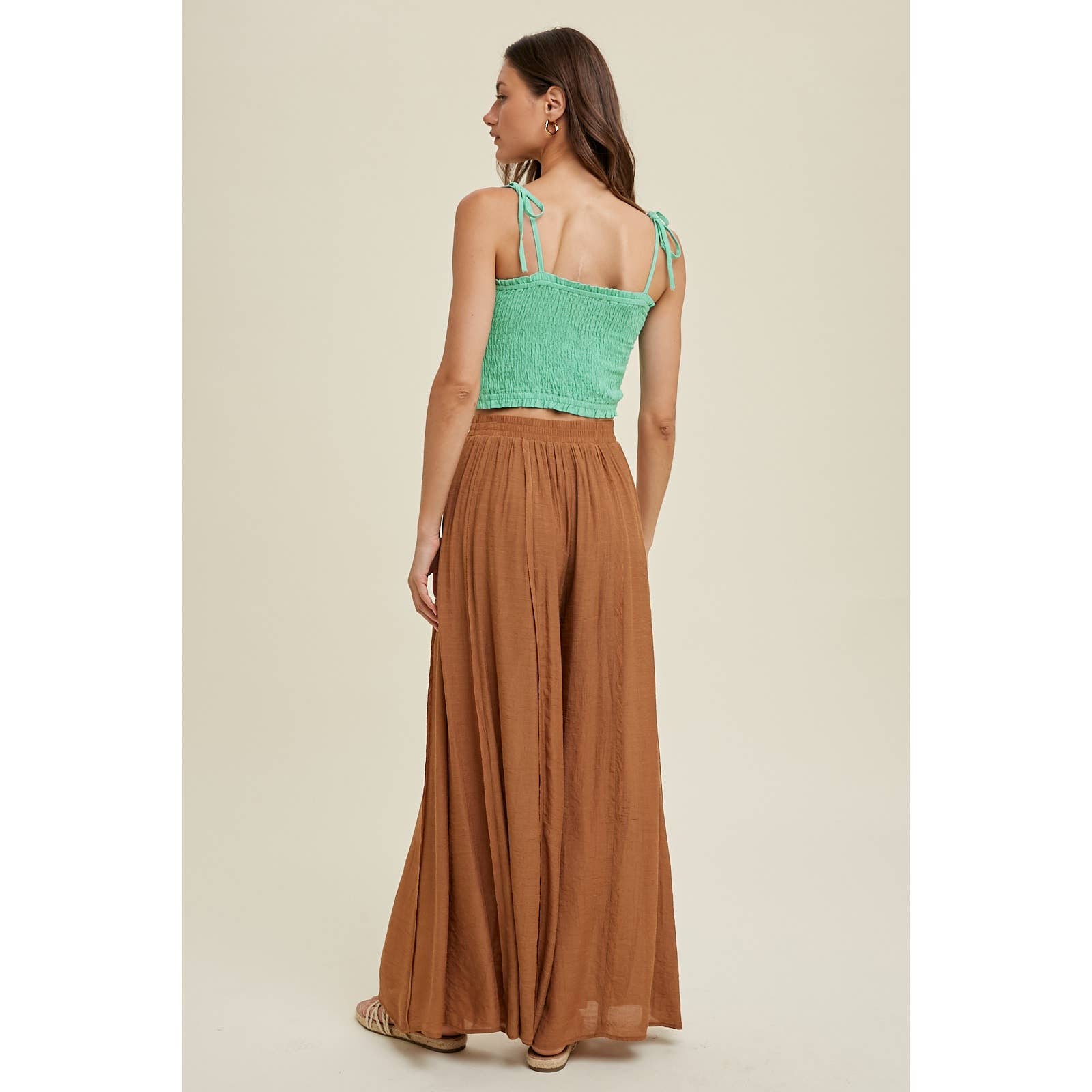 Wishlist Apparel – Großhandel Strickoberteil – Damen – CROSSOVER-MINI-MODELL MIT GESMOKTEM CROSSOVER-SCHNITT/WL23-834315