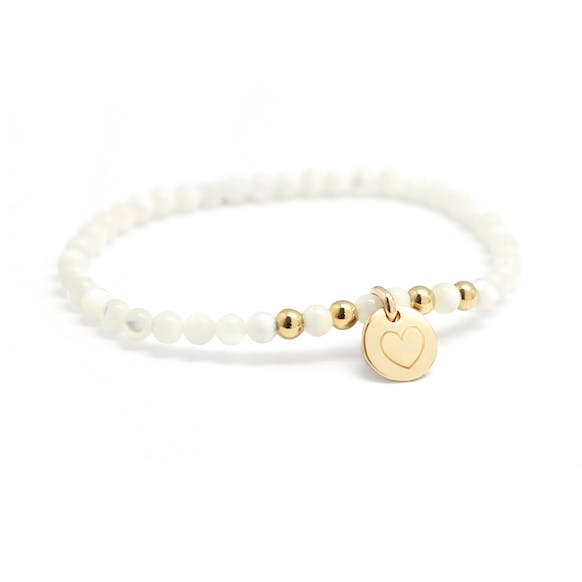 Bracelet Perles Nacre Blanche Et Mini Charm Gravure Coeur pour la vente par Petits Trésors