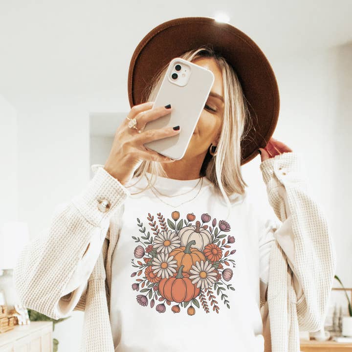 Græskar Botanisk Retro Grafisk T-shirt | Trendy Efterårs T-shirt for engroshandel hos Amy Anne Apparel Inc