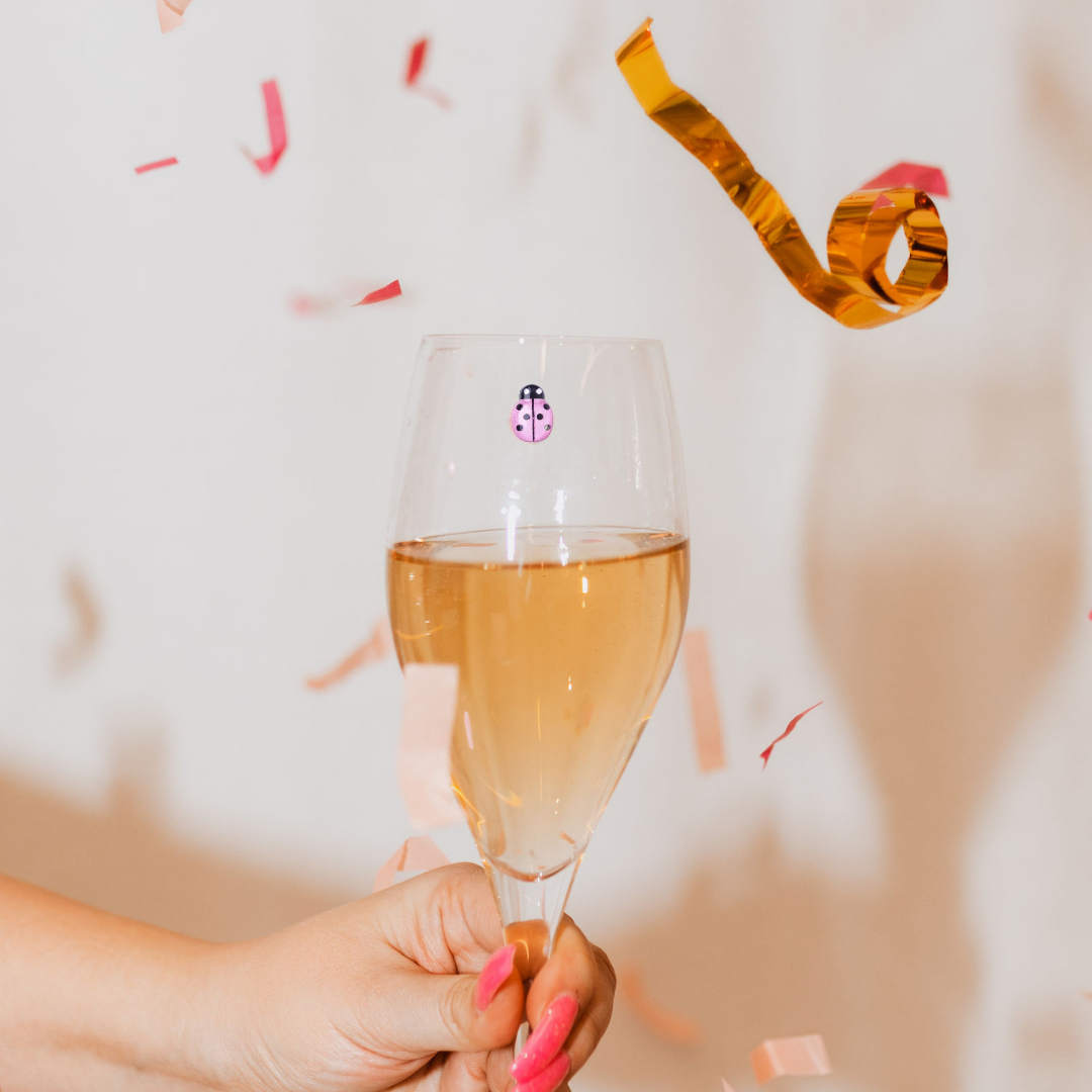 ViVi Vitello – Engroshandel Vedhæng til vinglas – Held og lykke mariehøne-amuletter, sæt med 102