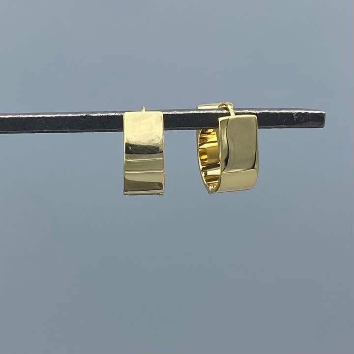 Huggies épais en forme de U pour la vente par Something Silver