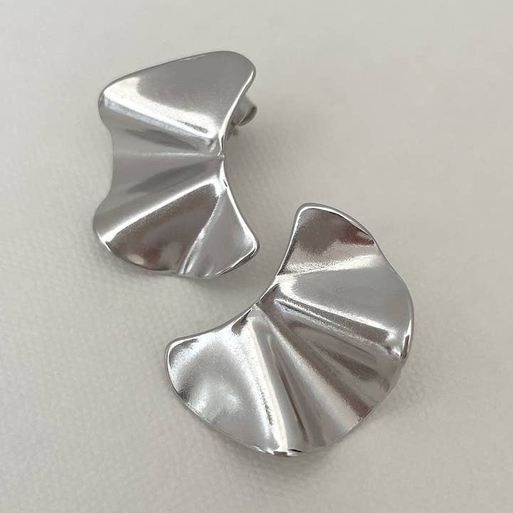 BRINCO ONDULADO JACQUELINE EM PRATA por atacado de MAI DESIREE