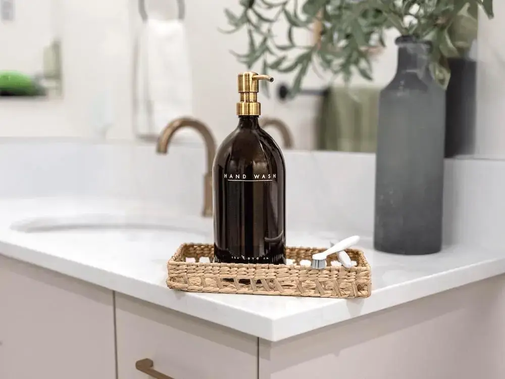 the Lave co - Wholesale Soap Dispenser - 32 oz Amber Glass "Hand Wash" Dispenser w/ Gold Pump1