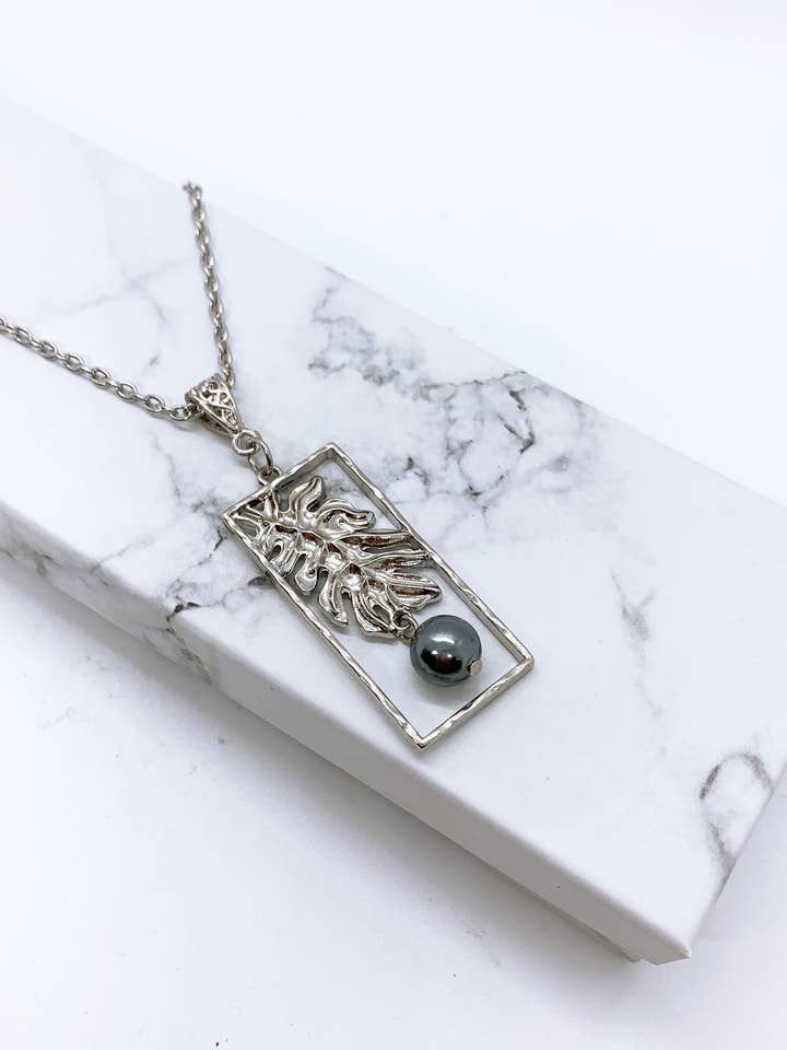 Hawaiian Ulu Tropical Leaf Design : Collier Hamilton en argent avec perles de coqu pour la vente par Anela's Jewelry