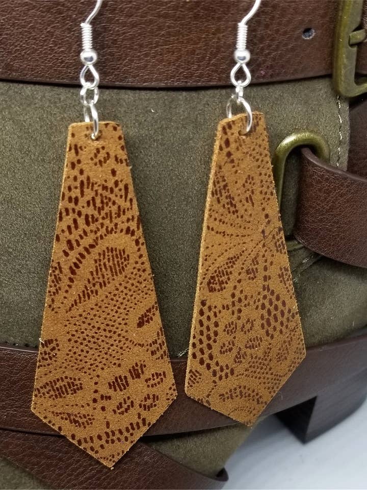 Boucles d'oreilles en cuir véritable marron en forme de cravate avec motif de dentelle fleurie pour la vente par Simply Raevyn