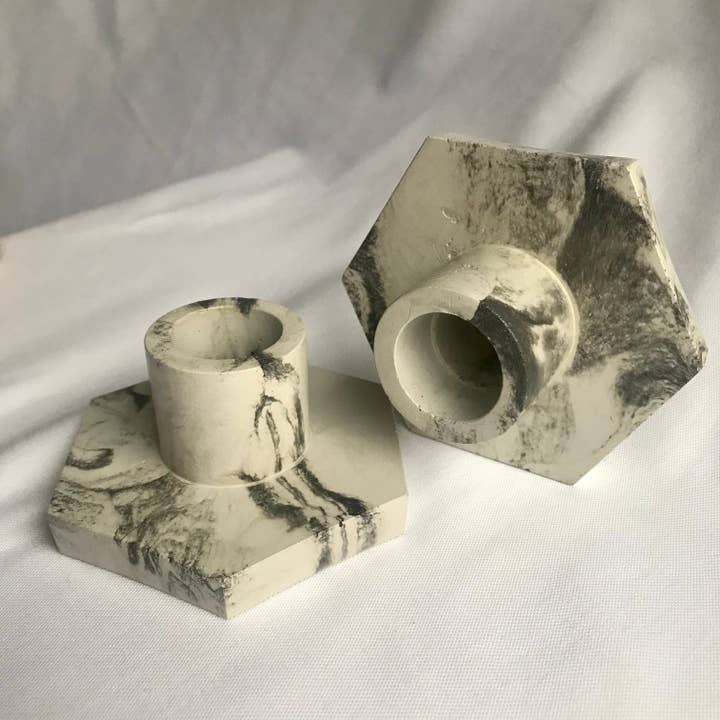 Coppia di candelieri conici per la vendita all'ingrosso da parte di Lithos Alight