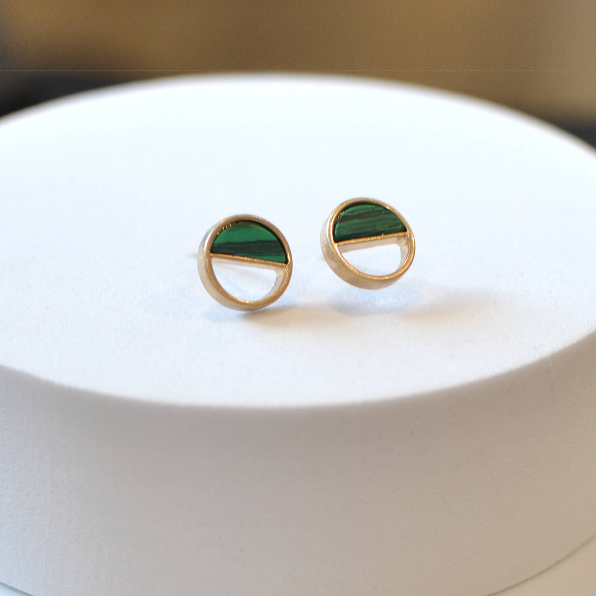 StarryNYC - Venta al por mayor Pendientes de botón/aretes de poste - Aretes Howlite con botones cepillados y corte redondo3