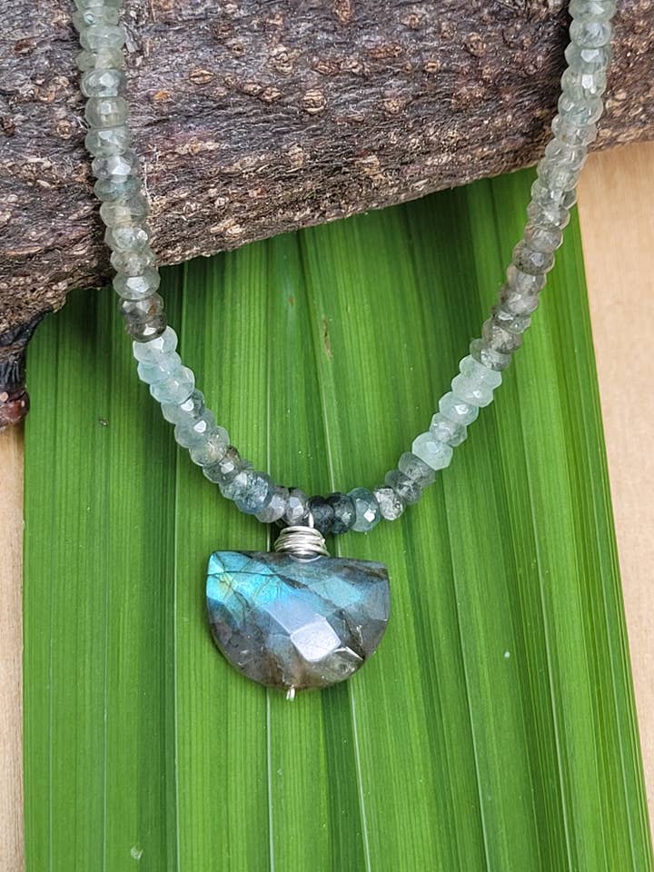 Collana in Labradorite e Acquamarina Sfumata NBK1822 per la vendita all'ingrosso da parte di KRISTIN FORD Jewelry With Meaning