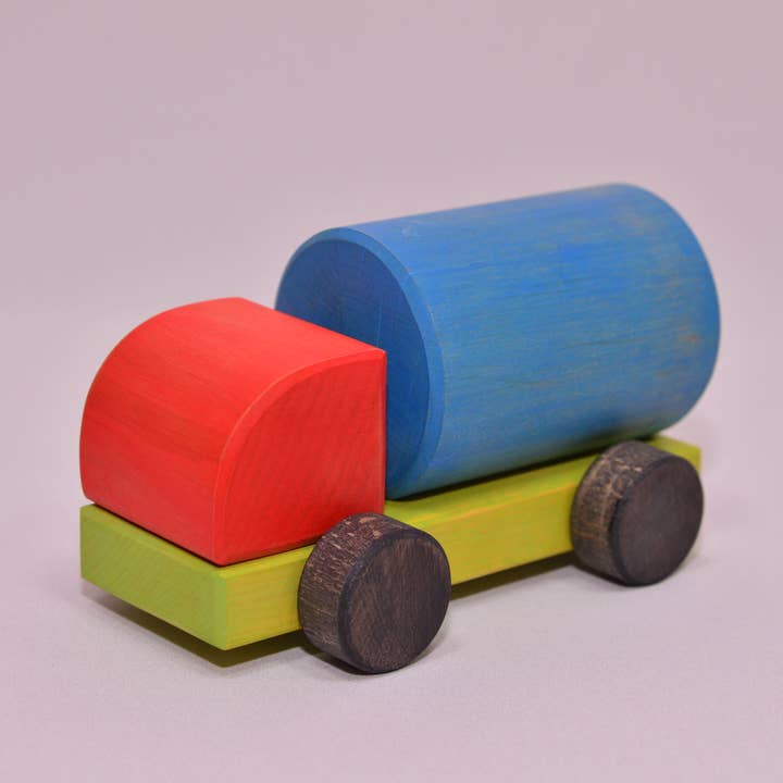 Camion en bois peint « Gazoline », jouet Push & Pulls pour la vente par Lis Toys
