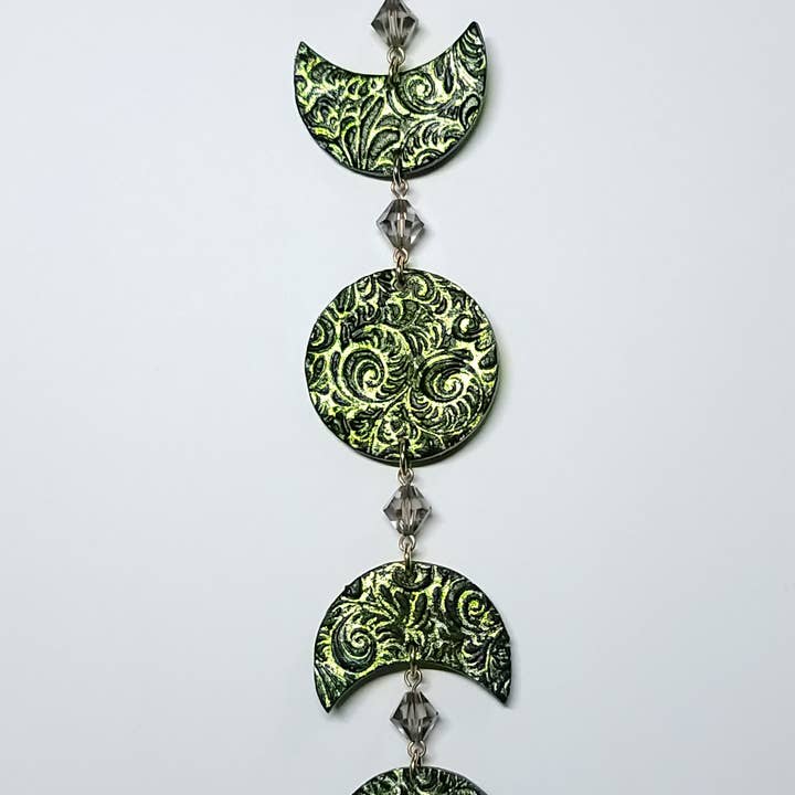 Suspension murale attrape-soleil phase de lune viridescente pour la vente par The Wacky Wanderers