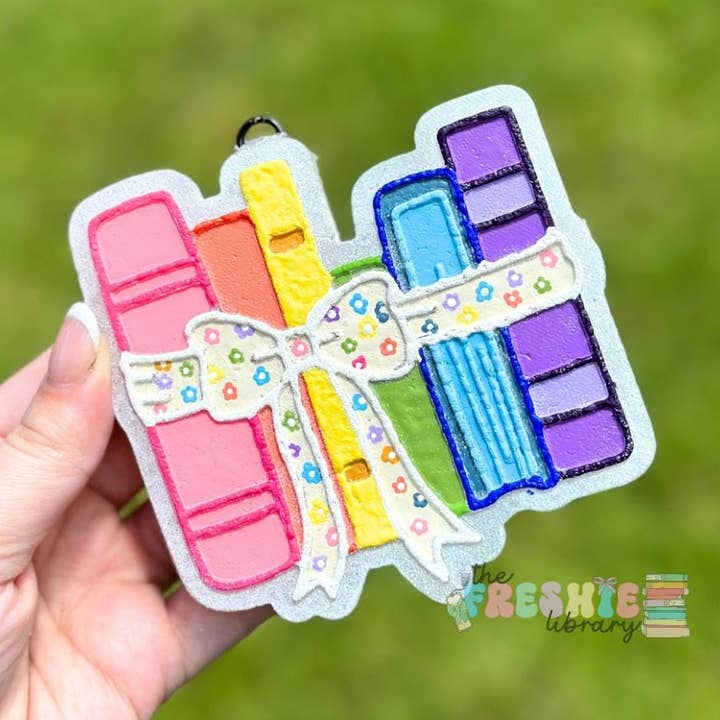 Grand désodorisant pour voiture en forme de pile de livres pour la vente par The Freshie Library