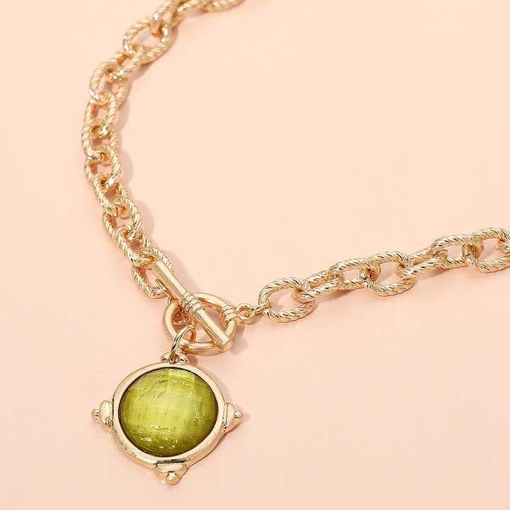 Collier à fermoir à bascule avec pendentif charme en pierre ronde facettée pour la vente par Sensibling Corp.