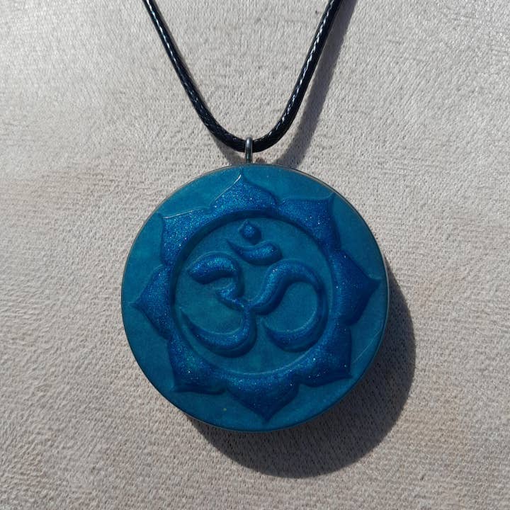 Orgonite Pendant Om Mantra with Blue Lotus Flower for wholesale by Mundo Orgon