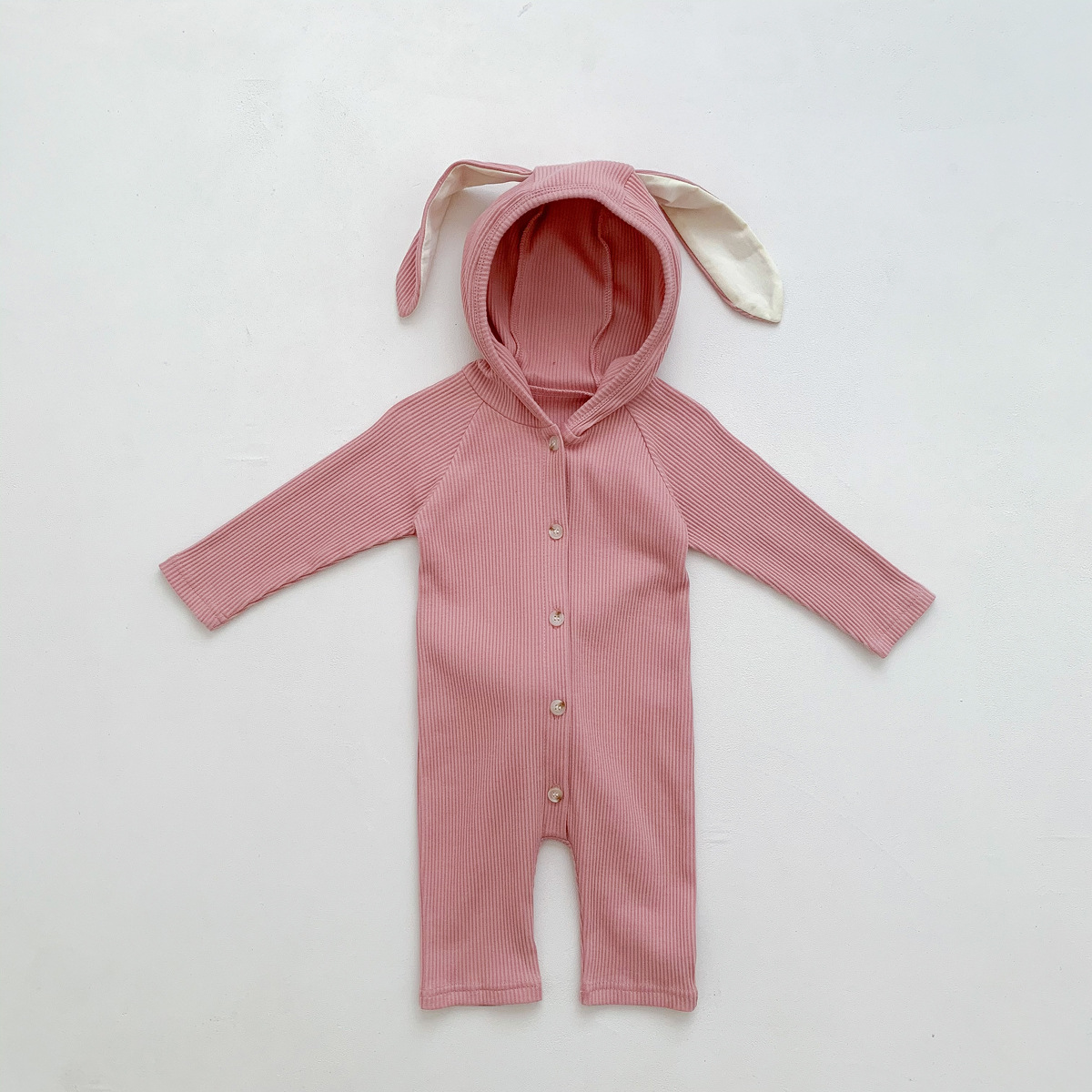 Annie & Charles – wholesale Byxdress - Baby – Annie & Charles® babyoverall med kaninöron och knappstängning12