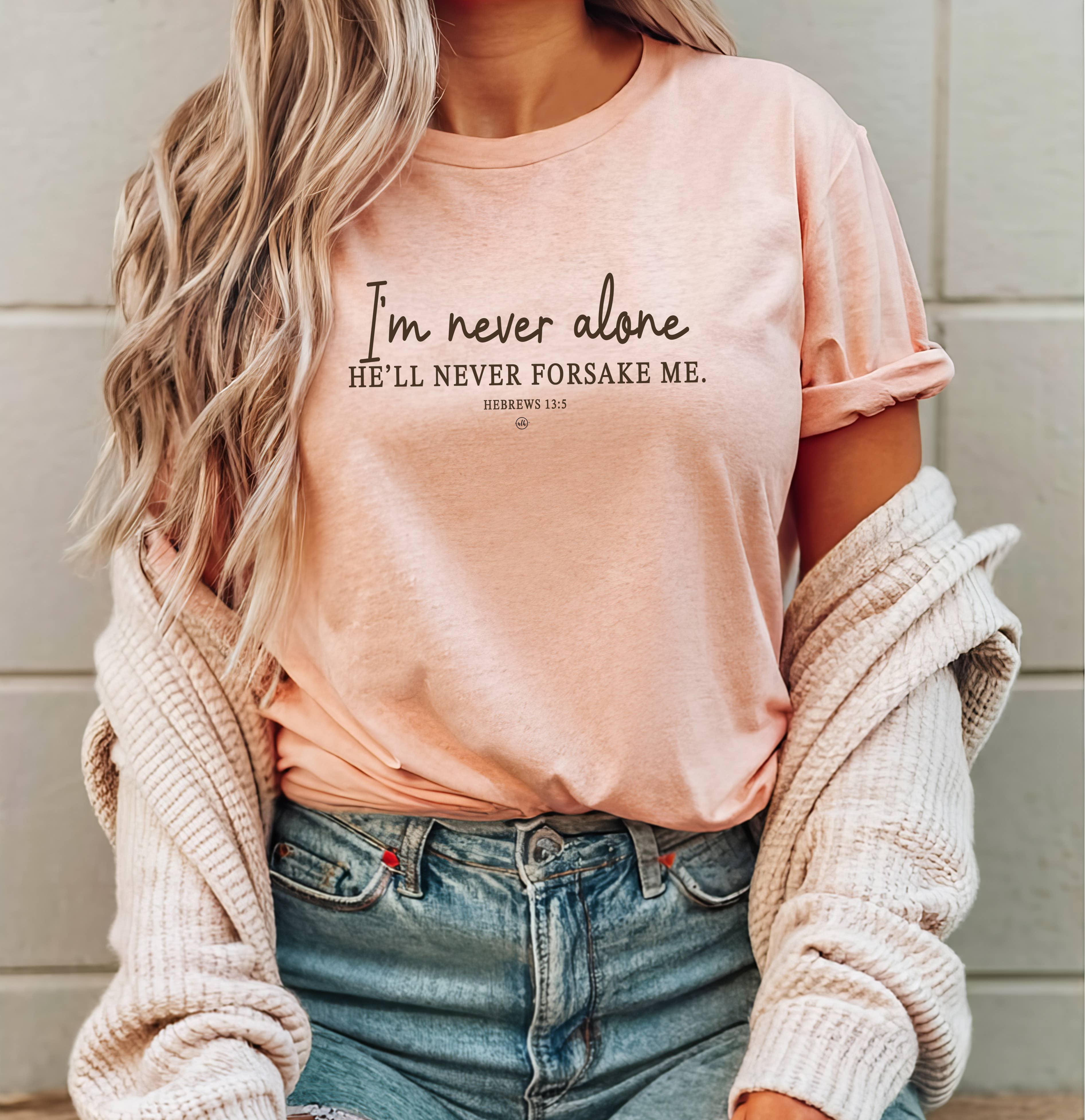 Never Lose Hope Designs – T-shirt estampada - Mulher por atacado – Nunca Estou Sozinho Ele Nunca Me Desampará Christian Tee