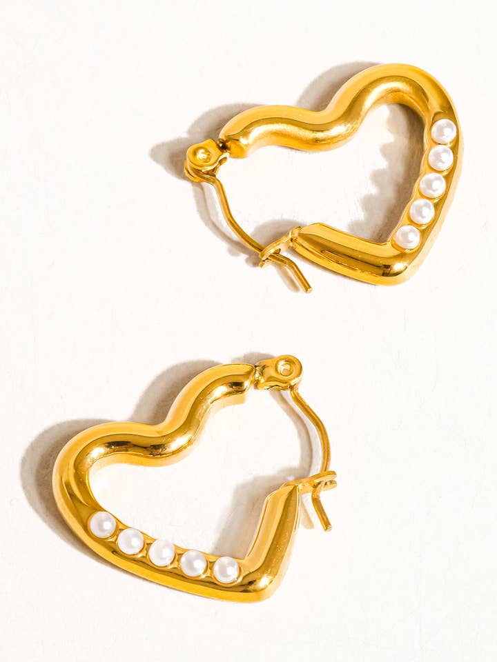 Avena Orecchino a Cerchio con Cuore di Perla in Oro 18K Antiossidante per la vendita all'ingrosso da parte di Flânerie by MAIQ