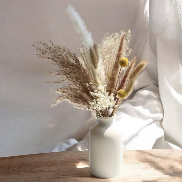 Marrone Composizione Floreale Neutra con Erba della Pampas Essiccata e Craspedia. in vendita all'ingrosso su Faire