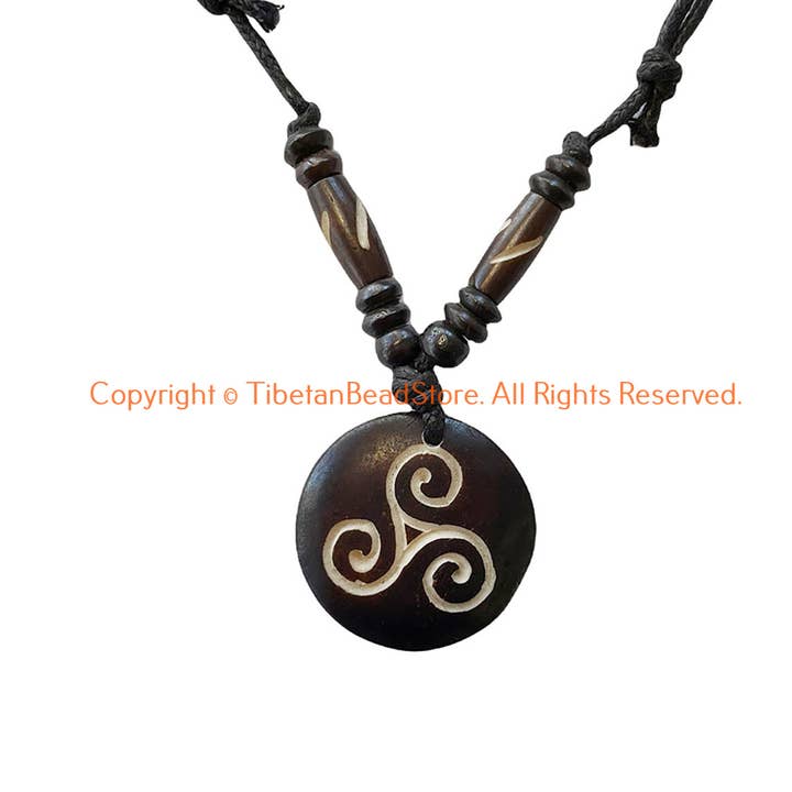 Ciondolo con design a tripla spirale su cavo regolabile - HC166J per la vendita all'ingrosso da parte di Tibetan Bead Store