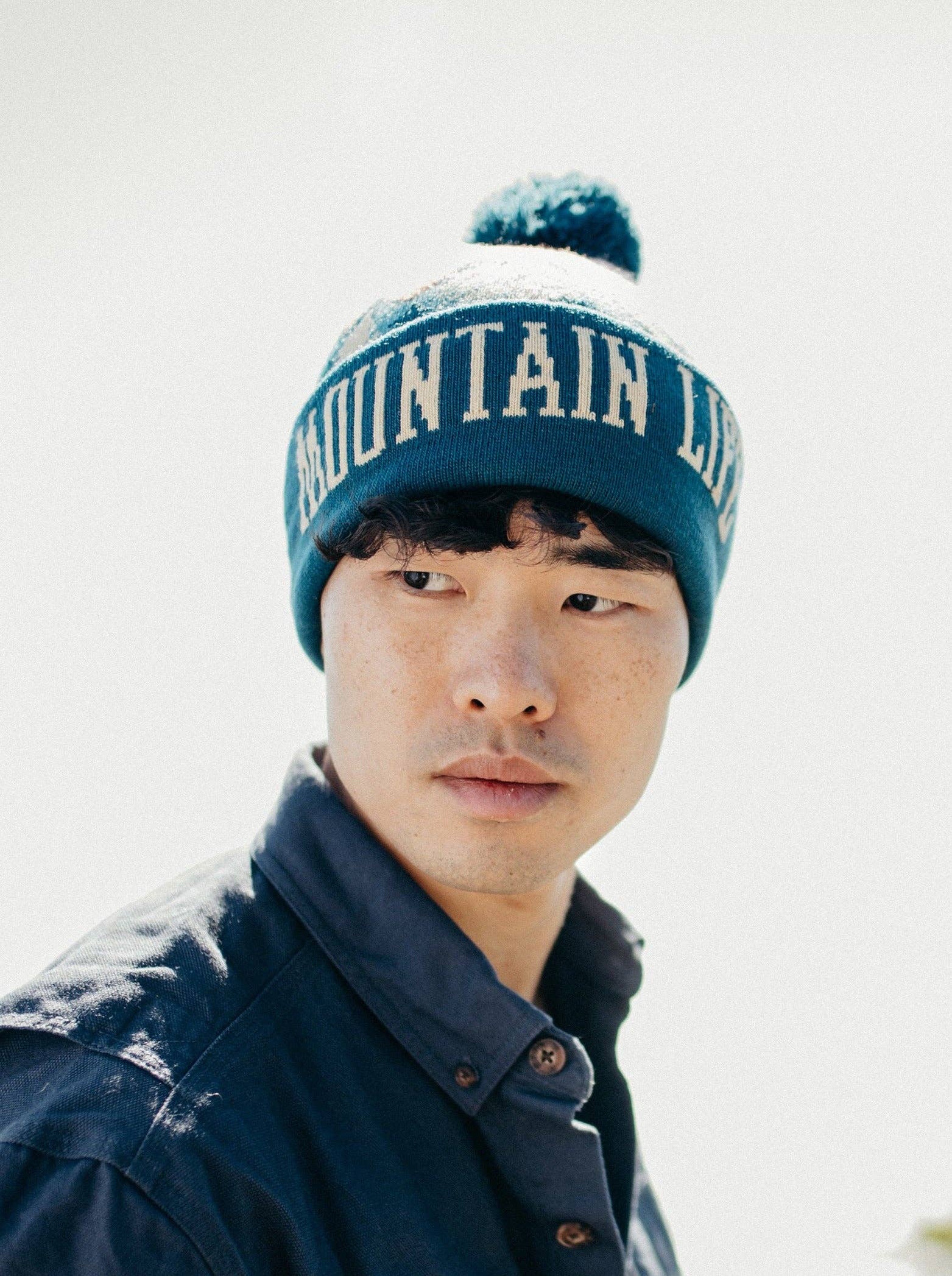 Northern Icons Creations INC - Vente Échantillon pour commerçant – vêtements unisexes - Bonnet en tricot Mountain Life avec pompon, chapeau d'hiver pour la randonnée, le camping et les activités de plein air.4