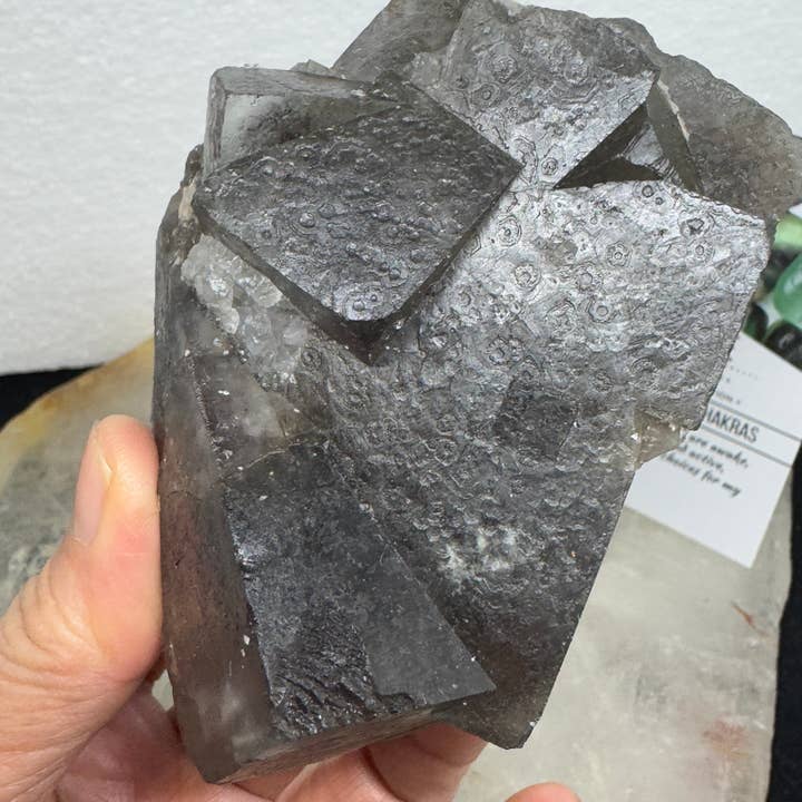 Amostra de Fluorite reativa a UV com glifos interessantes FX54 por atacado de The 7 Directions