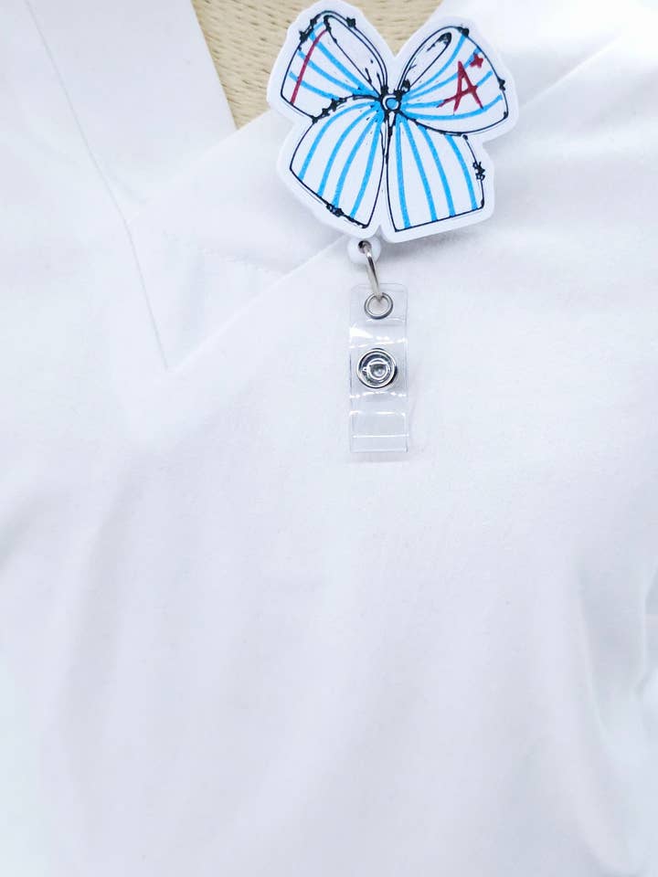 Enrouleur de badge nœud à rayures bleu A+ – Mignon porte-badge pour enseignant·e et infirmier·ère scolaire pour la vente par Jazz & Co. Creations