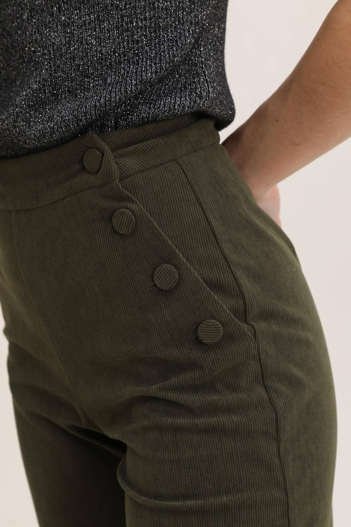 LULUMARY – Großhandel Trainings-/Jogginghose – Damen – Cordhosen P946 mit weitem Schnitt und hoher Taille6