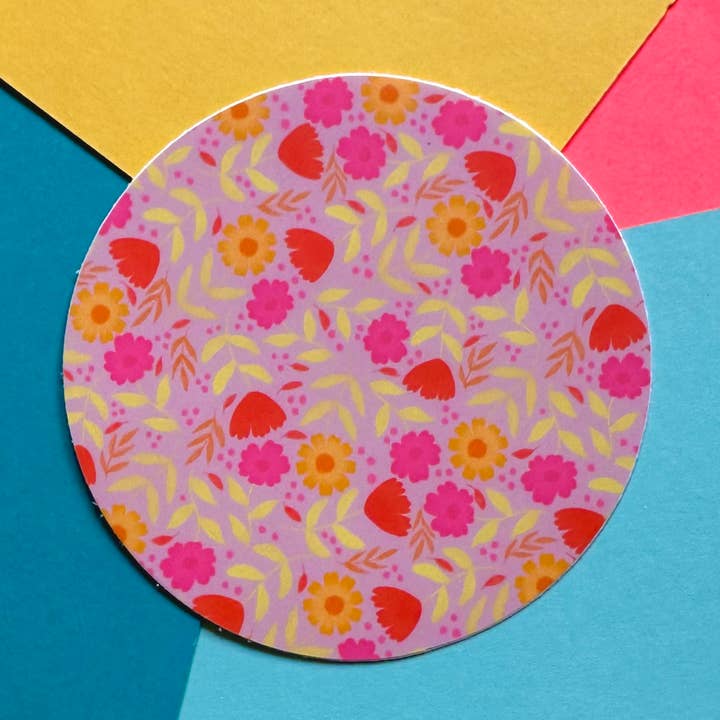 Autocollant rond à fleurs roses pour la vente par Ellie Jean Art