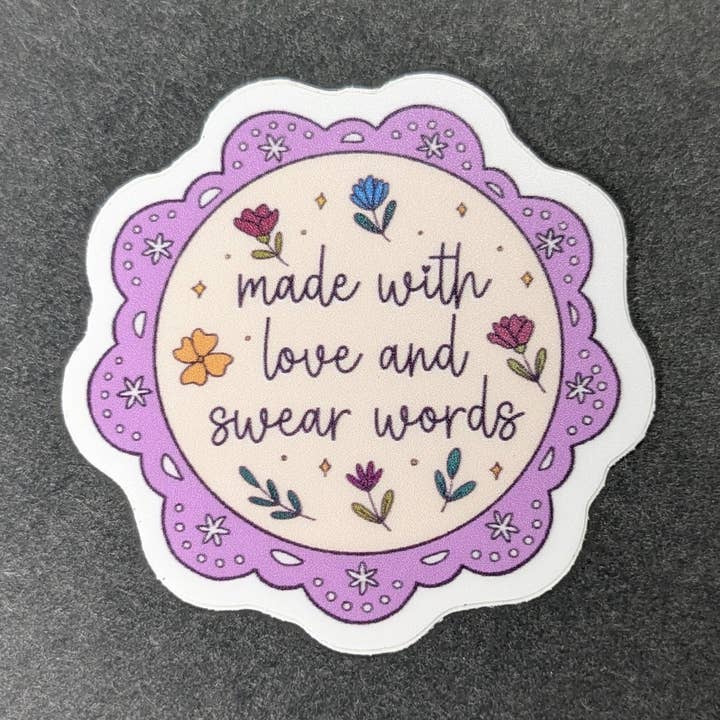 Fabriqué avec amour et gros mots - Autocollant vinyle pour la vente par Live and Dye LA
