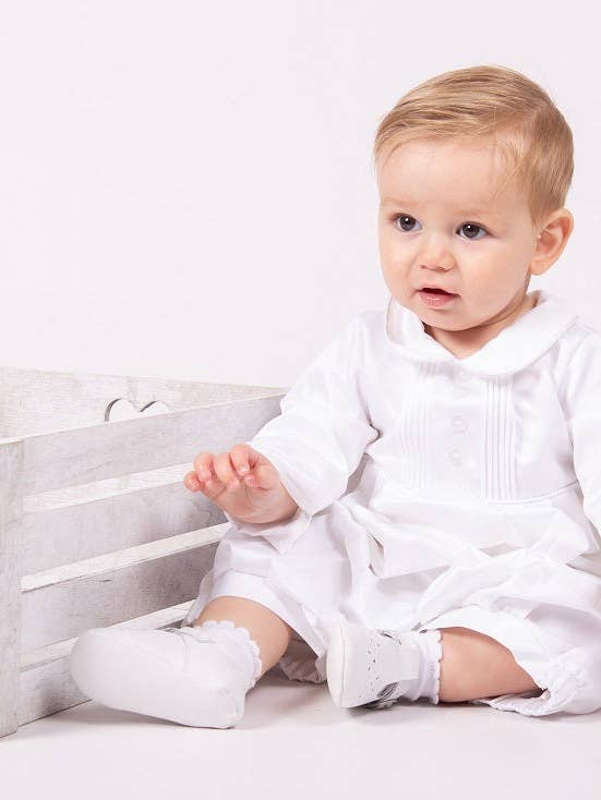 Wit satijnachtige doopbaby romper en bijpassend mutsje voor jongens 10036 voor wholesale door BEAU KiD