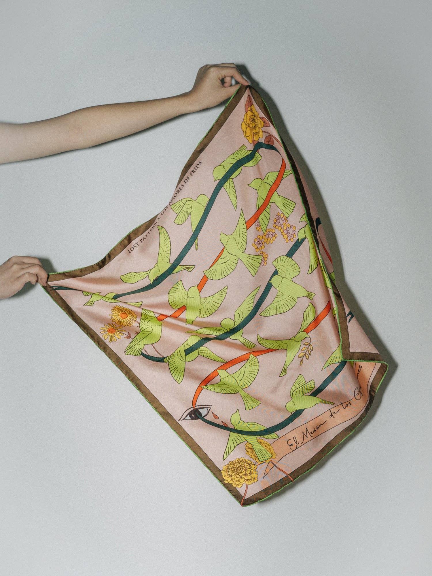Verde neo Foulard a bandana in seta Frida x Lost Pattern «House of Frida» - Verde neon in vendita all'ingrosso su Faire5
