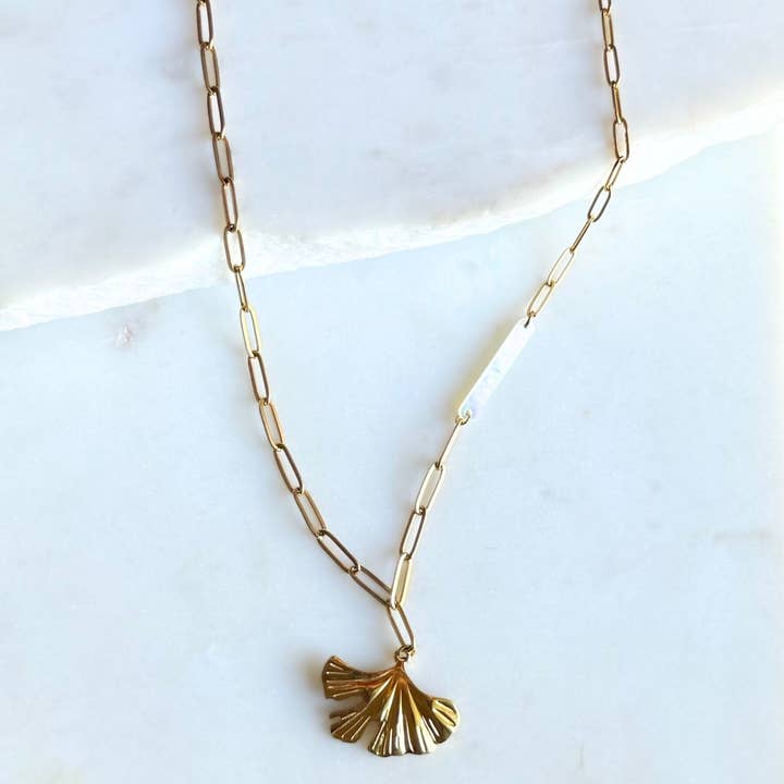 WILLOW | Collier Chaîne en Trombone avec Pendentif Coquillage & Feuille pour la vente par Alexandra Kathlyn Accessories