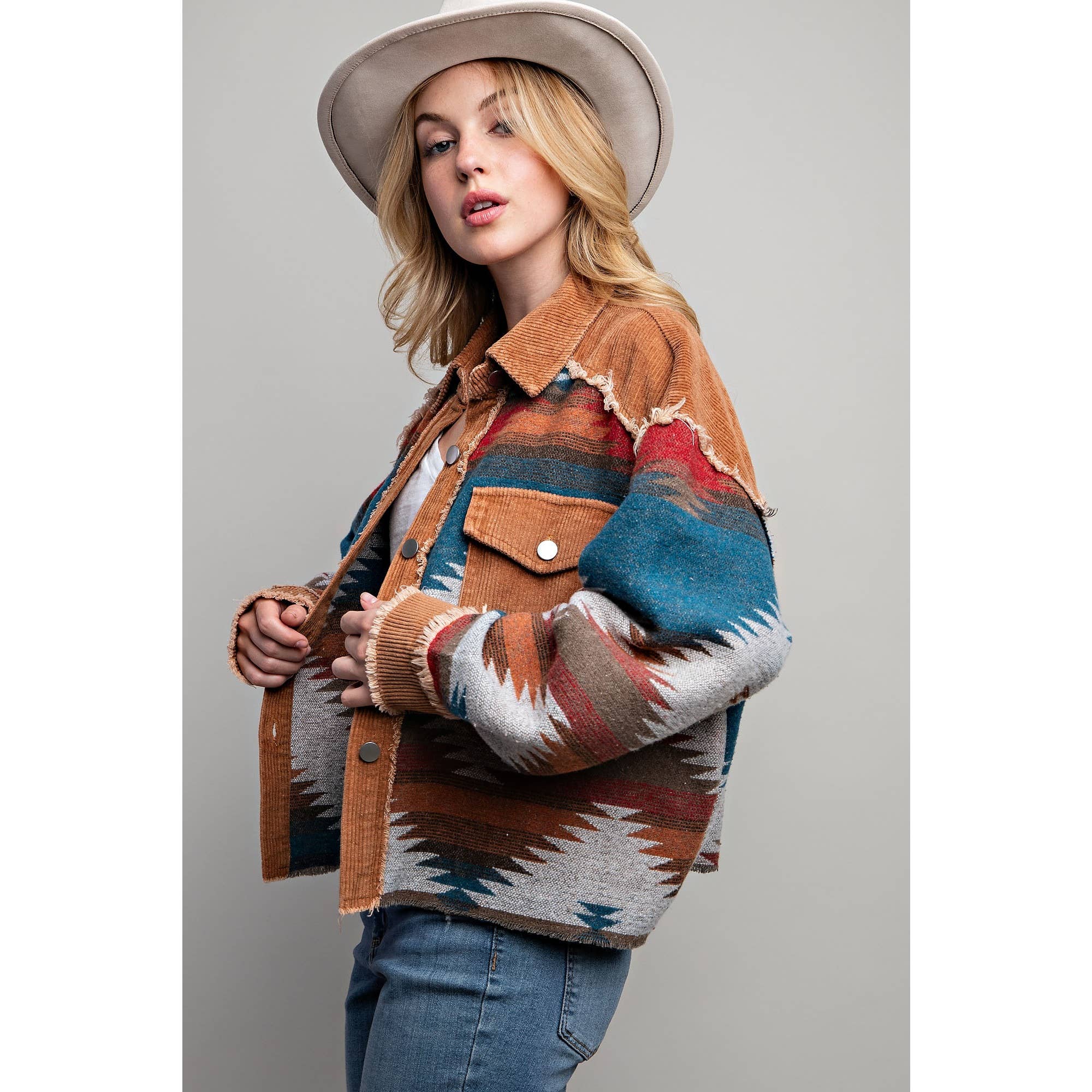 Sweet Generis – Großhandel Hemdjacke/Shacket – Damen – BUTTON-DOWN-HEMDJACKE IN BLOCKFARBEN MIT STAMMESMUSTER UND AZTEKISCHEM MUSTER6