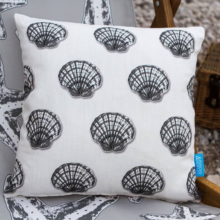 Coussin blanc à motif pétoncle avec répétition pour la vente par Perkins & Morley