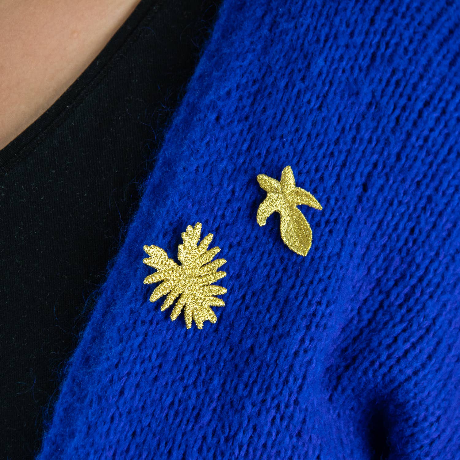 Botanopia - gifts , decor and cards for plant lovers - Venta al por mayor Broches - Broches bordados dorados - 3 hojas tropicales (Aroides)5