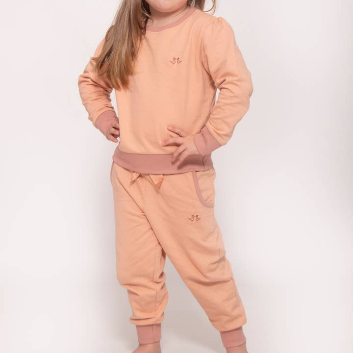 Ensemble de salon en jersey rose pour fille en coton bio pour la vente par Luca and Rosa