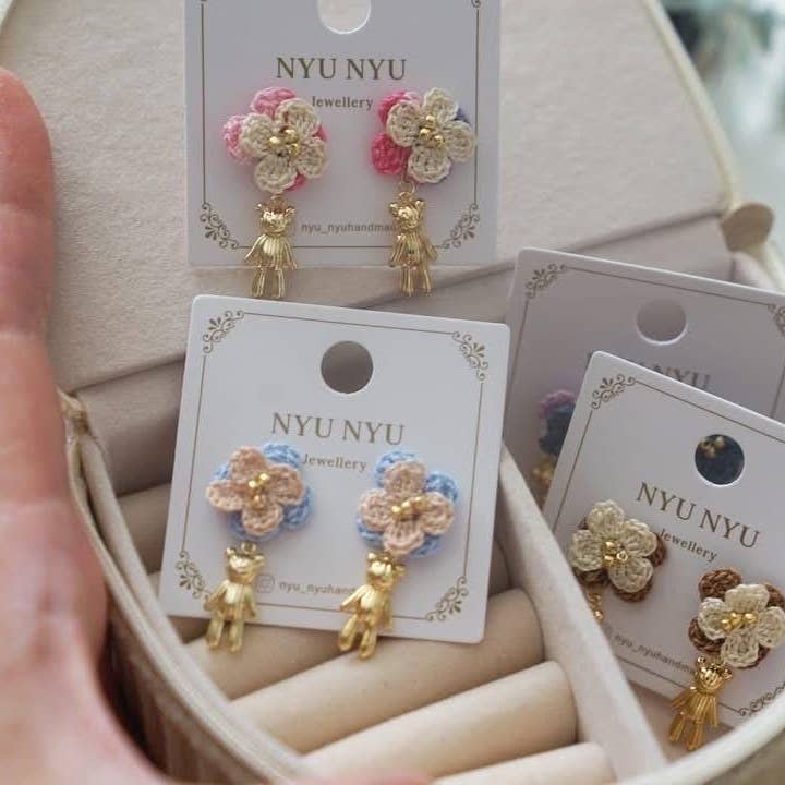 Pendientes Colgantes de Flor con Osito de Peluche, Oro de 14k, Hechos a Mano para venta al por mayor de NYU NYU jewellery