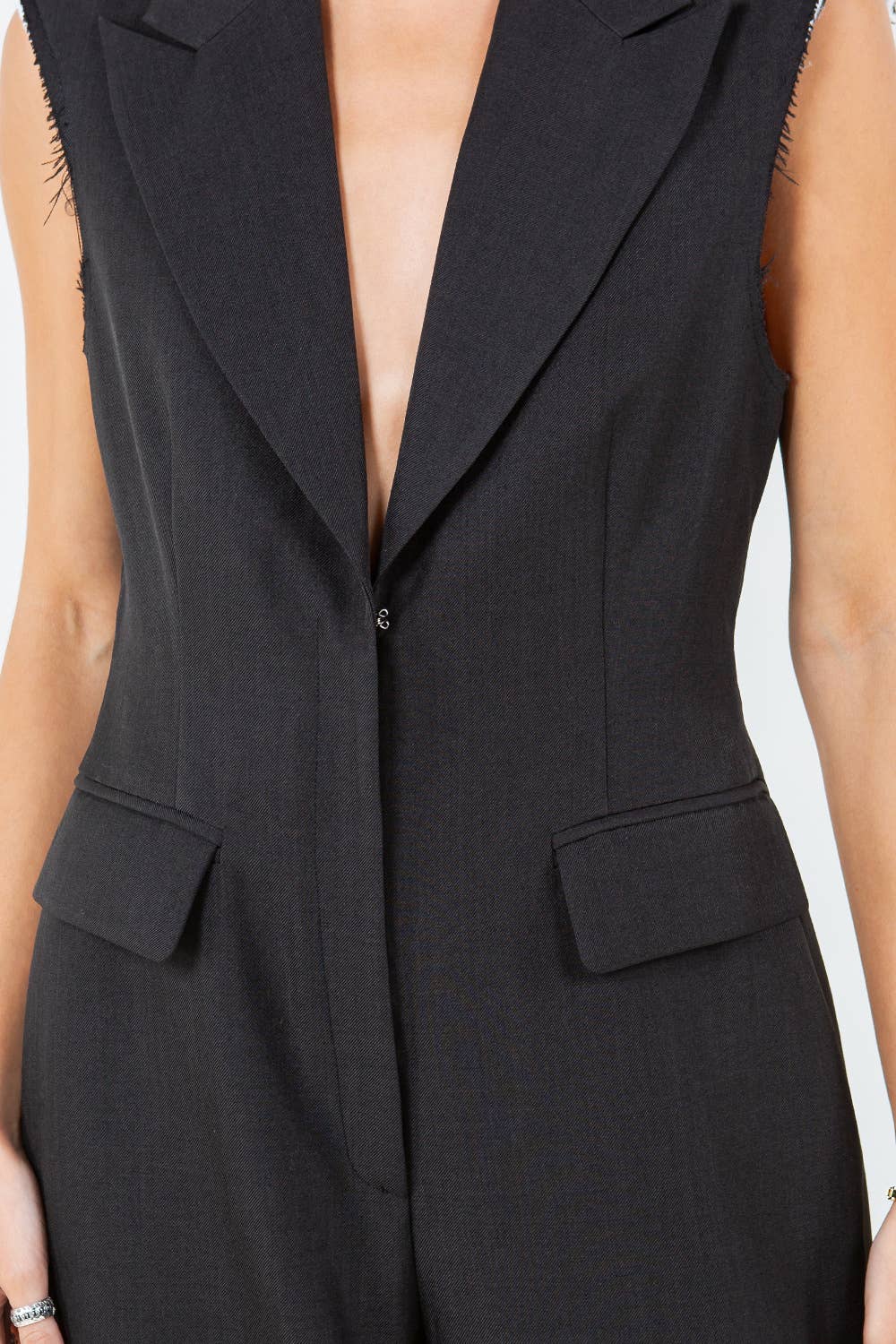 Schwarz FREILIEGENDE SCHULTERPOLSTER, ELEGANTER JUMPSUIT MIT KRAGEN - SCHWARZ für den Großhandel auf Faire3