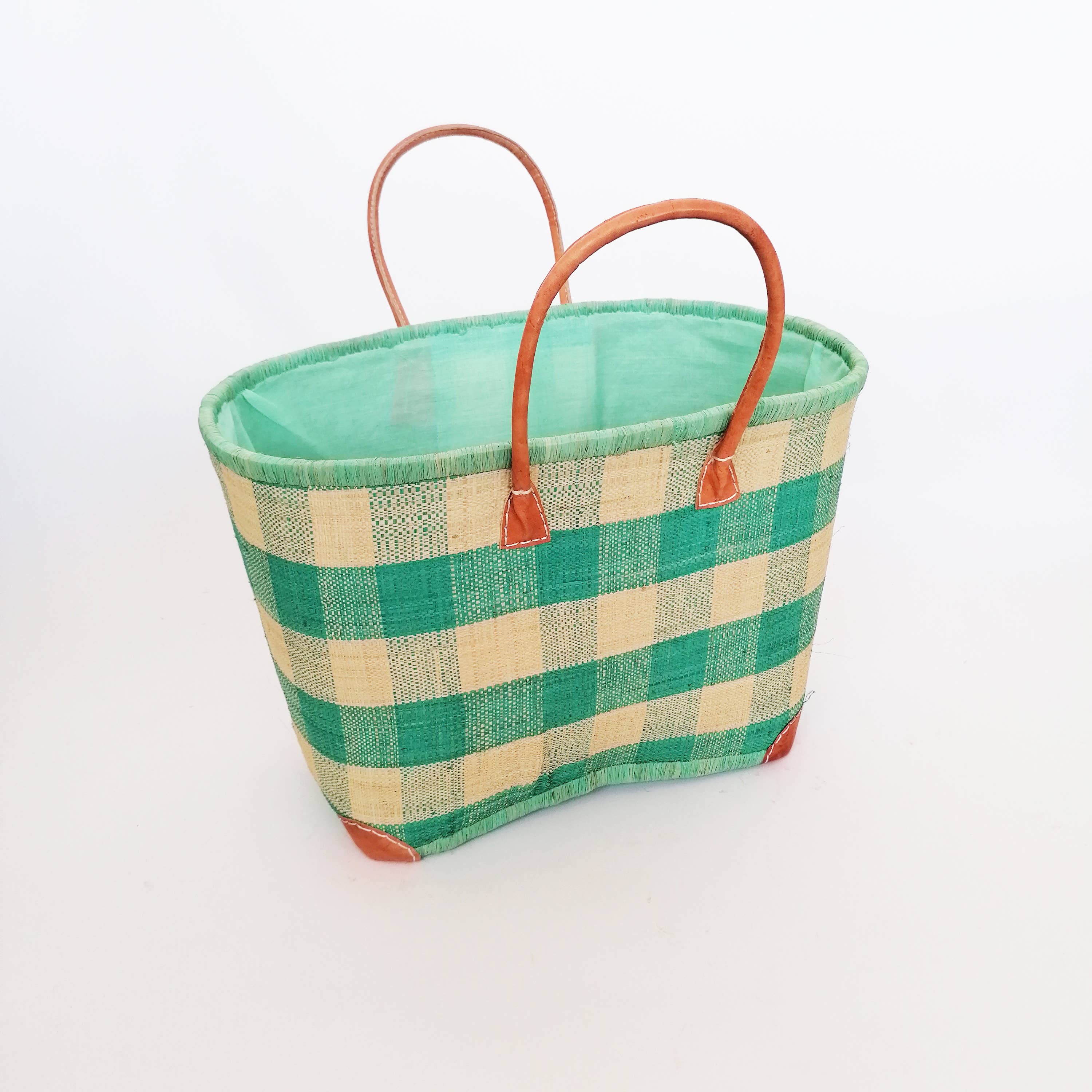 Le comptoir de la plage – wholesale Strandväska – Handgjord Rabane ”Beloha” rutigt mönsterkorg med påse2