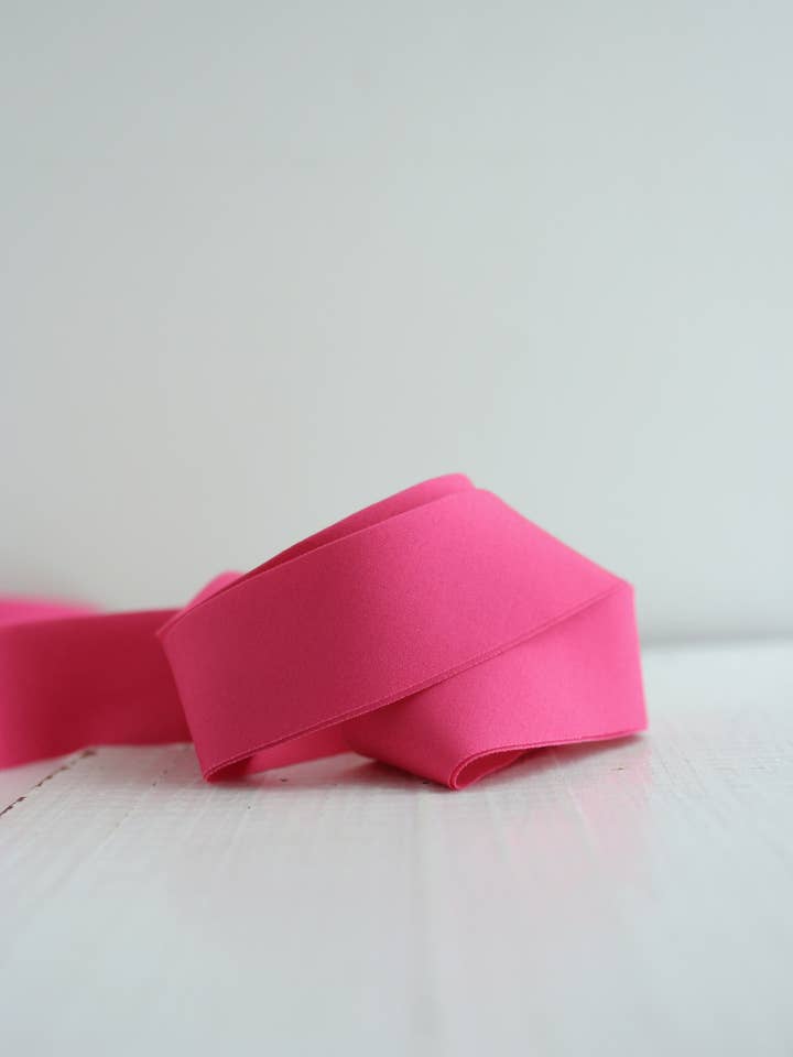 2,5" skråbånd til quilt – Cherry Lipstick Solid (færdiglavet bomuldsbånd) for engroshandel hos Bessie Pearl Binding Co