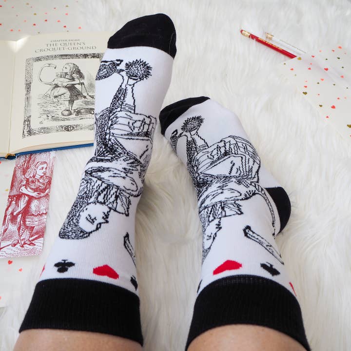 LiteraryEmporium – Großhandel Socken - Unisex – Alice In Wonderland Buchliebhaber-Socken, aus Baumwolle, Schwarz5